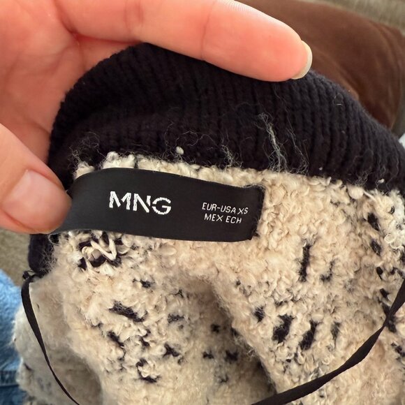 Large Scale Houndstooth Cardigan Sweater - Picture 6 of 6